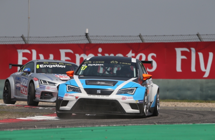 Michel Nykjær kæmper i sin Seat Leon med tyskeren Franz Engstler i Audi TT
(Foto: TCR)